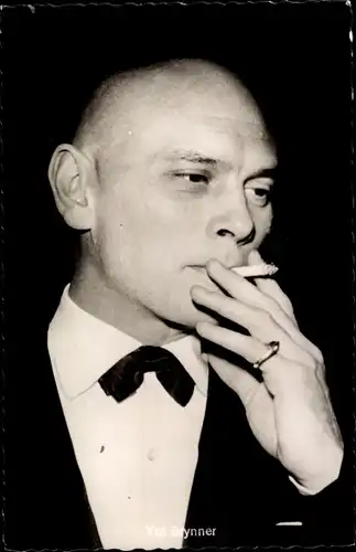 Ak Schauspieler Yul Brynner, Portrait eine Zigarette rauchend, Die glorreichen Sieben