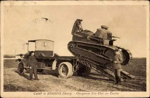 Ak Sissonne Aisne, Camp de Sissonne, Verladung eines Panzers auf einen LKW