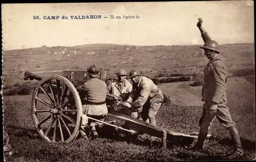 Ak Lager von Valdahon Doubs, 75 mm Geschütz im Einsatz