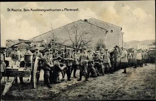 Ak St. Maurice Meurthe et Moselle, Beim Maschinengewehrputzen und Pferdeapell