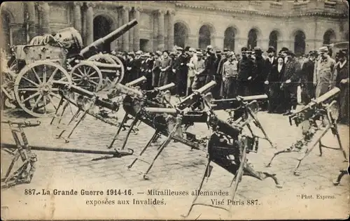 Ak Paris I Louvre, Deutsche Maschinengewehre für Invaliden ausgestellt