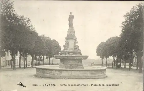 Ak Nevers Nièvre, Monumentalbrunnen, Place de la République