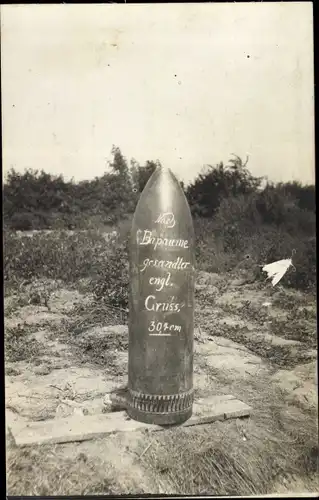 Foto Ak Englischer Blindgänger, Aus Bapaume gesandter englischer Gruß, 30,7cm Geschoss, I. WK