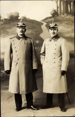 Foto Ak Deutsche Soldaten in Uniform, Standportrait, Mantel, Pickelhaube, Truppenlager Bitsch