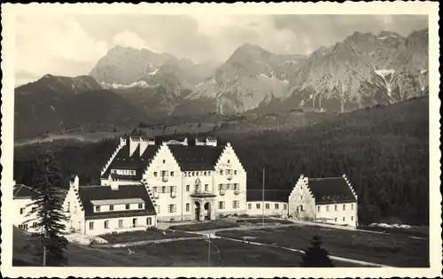 Foto Ak Krün in Oberbayern, Blick auf Schloss Kranzbach, Karwendel