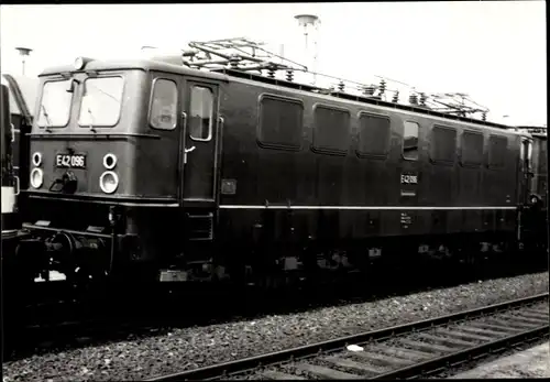 Foto Ak Deutsche Reichsbahn, Elektrische Lokomotive E 42 096