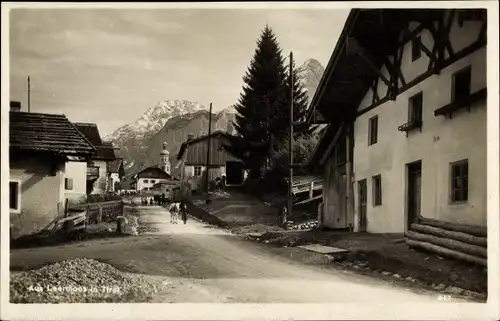 Ak Leermoos Tirol Österreich, Straßenpartie im Ort, Gebäude, Kirche