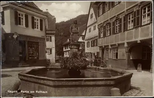 Ak Nagold im Schwarzwald, Am Rathaus, Brunnen, Geschäft