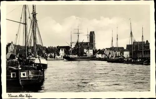 Ak Hansestadt Wismar, Alter Hafen, Fischerboote, Kirche
