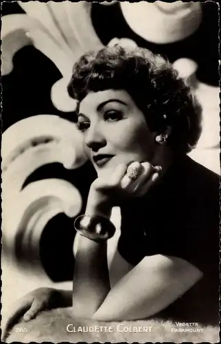 Ak Schauspielerin Claudette Colbert, Portrait, Paramount