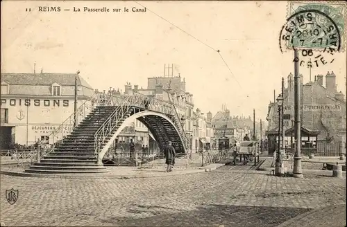 Ak Reims Marne, La Passerelle sur le Canal