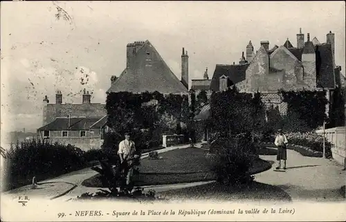 Ak Nevers Nièvre, Square de la Place de la République