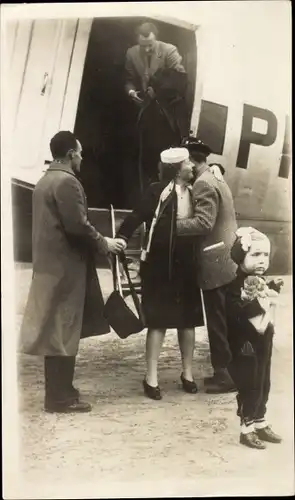Ak Juliana der Niederlande, Prinzessin Margriet, Flughafen, Flugzeug