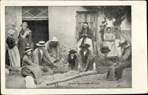 Ak Kartoffelernte, Bauern vor einem Haus, Kinder, Frauen, Gruppenbild