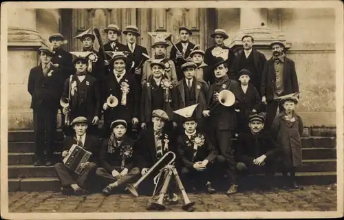 Foto Ak Kinder, Männer, Orchester, Musikinstrumente, Gruppenbild