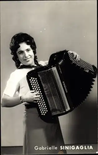 Ak Musikerin Gabrielle Sinigaglia, Portrait mit Akkordeon