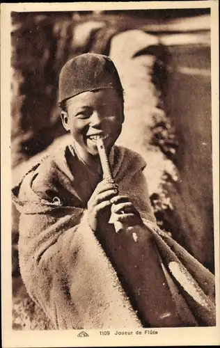 Ak Junger Afrikaner spielt Flöte, Portrait