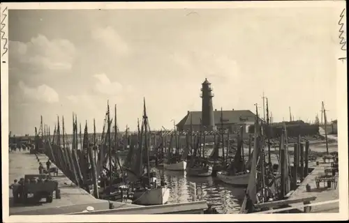 Foto Ak Nordseebad Büsum, Hafen, Fischkutter, Leuchtturm