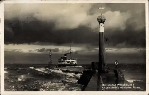 Ak Ostseebad Warnemünde Rostock, Auslaufende dänische Fähre, Mole