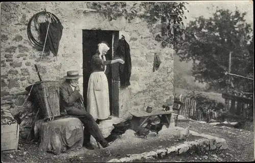 Ak Alter Mann am Haus, Bäuerin füttert Hühner, Französische Tracht, Bauernhof
