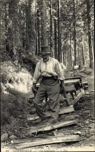 Ak Gerardmer, Mann zieht Schlitten mit Holz, Wald, Holzstücke