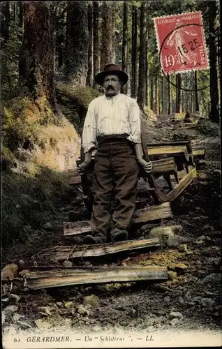 Ak Gerardmer, Mann zieht Schlitten mit Holz, Wald, Holzstücke