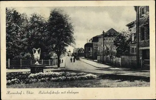 Ak Hermsdorf in Thüringen, Bahnhofstraße mit Anlagen