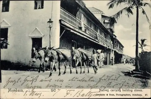 Ak Mombasa Kenia, Eingeborene tragen Bausteine