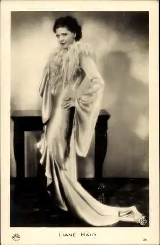 Ak Schauspielerin Liane Haid, Ganzkörperportrait