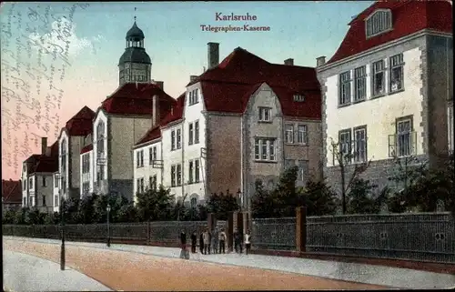 Ak Karlsruhe in Baden Württemberg, Telegraphen Kaserne, Straßenpartie mit Passanten
