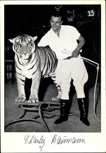 Ak Charly Baumann mit seinen Königstigern aus dem Zirkus Roland, Bremen