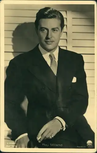 Ak Schauspieler Ray Milland, Portrait, Anzug, Zigarette