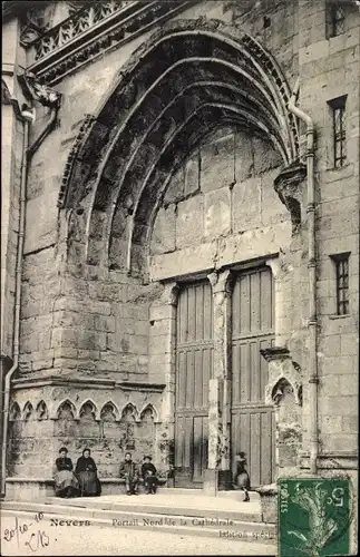 Ak Nevers Nièvre, Nordtor der Kathedrale