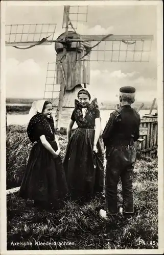 Ak Axel Zeeland Niederlande, Molen, Axelsche Kleederdrachten