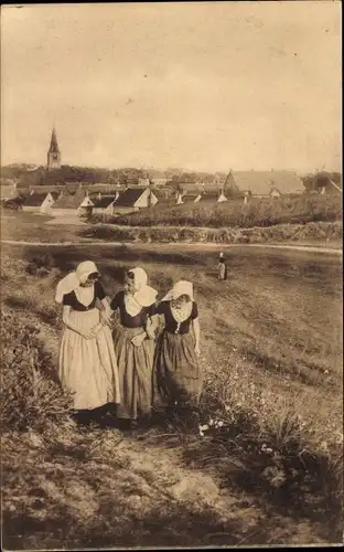 Ak Frauen in niederländischer Trachten, Blick auf den Ort, Wohnhäuser