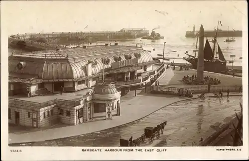 Ak Ramsgate Kent England, Hafen von der East Cliff