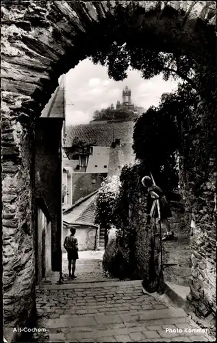 Ak Cochem an der Mosel, Altstadt, Tor, Gasse