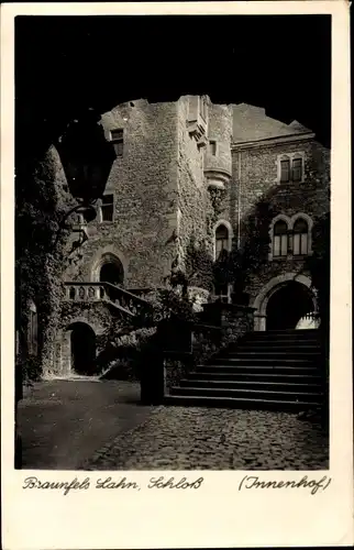 Ak Braunfels an der Lahn, Schloss, Innenhof, Treppe