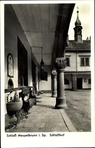 Ak Mespelbrunn im Spessart Unterfranken, Schloss, Schlosshof