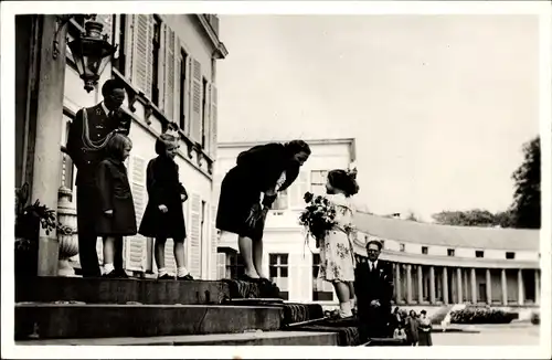 Ak Prinzessin Juliana der Niederlande, Prinz Bernhard, Prinzessin Beatrix, Irene, Blumen, 1946