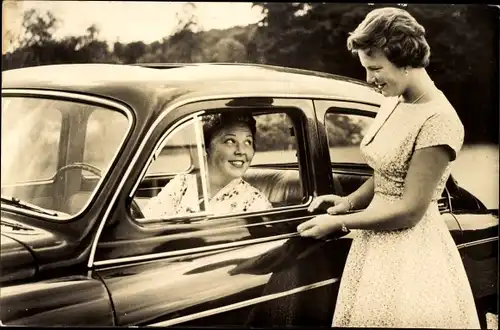 Ak Prinzessinnen Beatrix und Irene der Niederlande, Auto, Soestdijk 1958