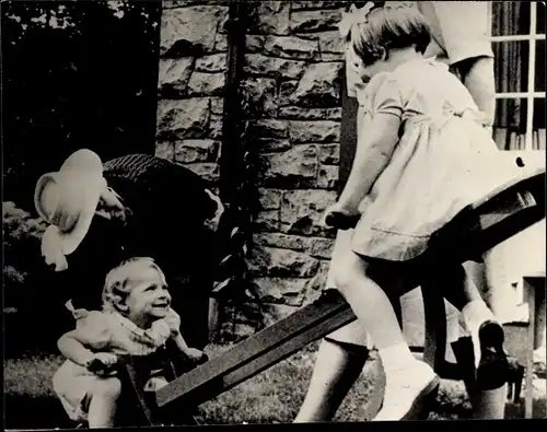 Foto Ak Prinzessin Beatrix der Niederlande mit ihrer Schwester auf einer Wippe