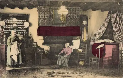 Ak Französische Tracht, Bauernstube, Frau putzt Teller, Tisch, Gemälde, Uhr