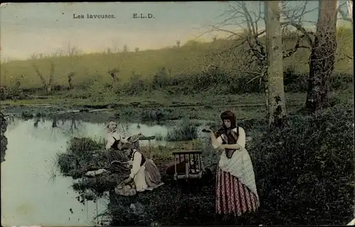 Ak Frauen waschen Kleidung am Fluss, Französische Tracht