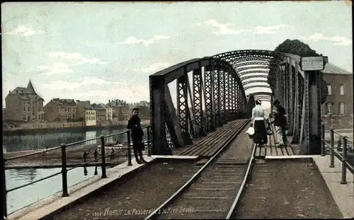 Ak Namur Wallonien, Passanten auf der Brücke, Gleise