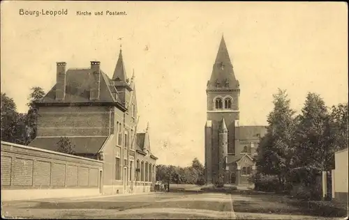 Ak Leopoldsburg Bourg Léopold Limburg Flandern, Kirche und Postamt, Straßenansicht