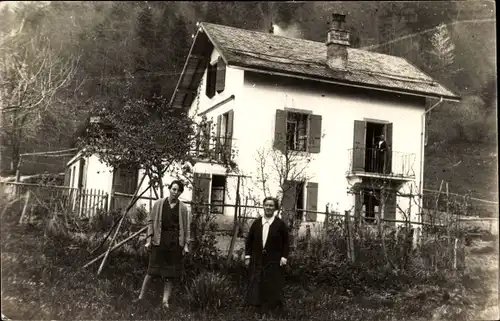 Foto Ak Bese ? Schweiz, Frauen vor einem Wohnhaus