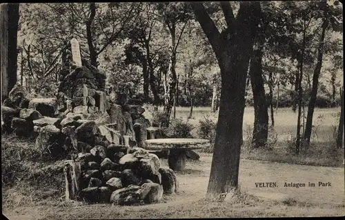 Ak Velten in der Mark, Anlagen im Park, Steintisch, Felsen, Denkmal