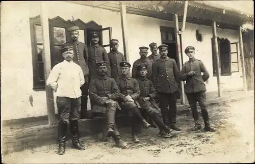 Foto Ak Rumänien, Soldaten in Uniform