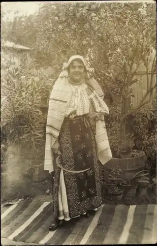 Foto Ak Rumänien, Frau in Tracht